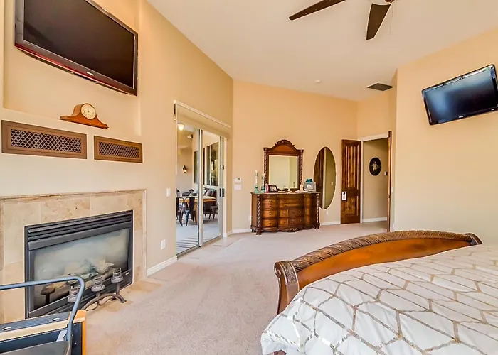 Saltwater Pool & Fire Pit: Luxe Queen Creek Oasis! Holiday home
