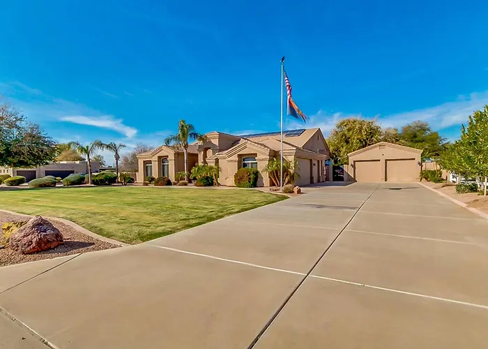 Saltwater Pool & Fire Pit: Luxe Queen Creek Oasis! Holiday home *