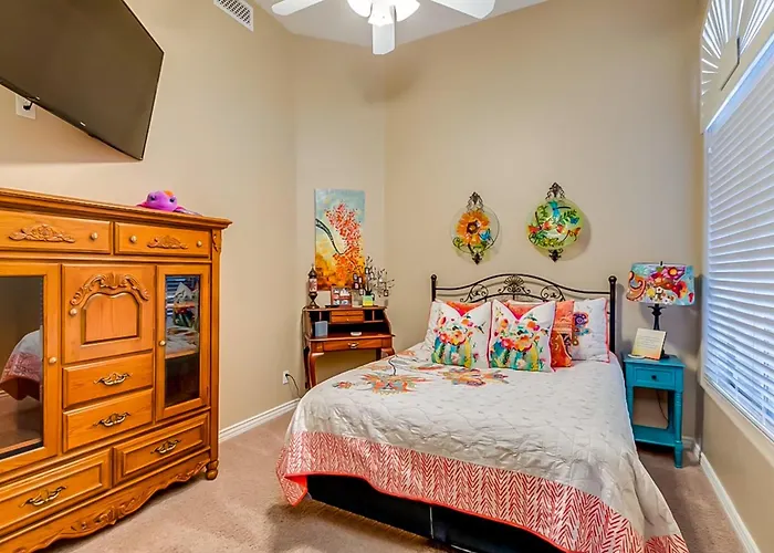 Holiday home Saltwater Pool & Fire Pit: Luxe Queen Creek Oasis! *