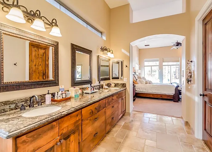 Saltwater Pool & Fire Pit: Luxe Queen Creek Oasis! Holiday home