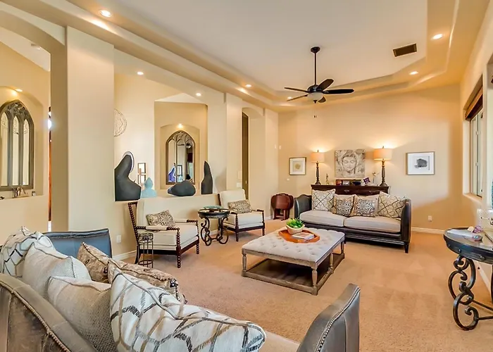 Saltwater Pool & Fire Pit: Luxe Queen Creek Oasis! Holiday home *