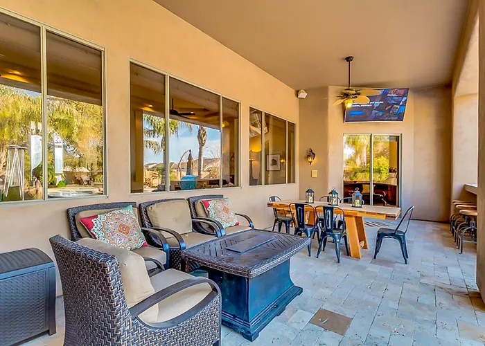 Saltwater Pool & Fire Pit: Luxe Queen Creek Oasis! Holiday home