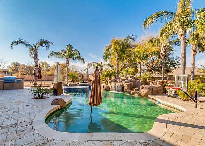 Holiday home Saltwater Pool & Fire Pit: Luxe Queen Creek Oasis!