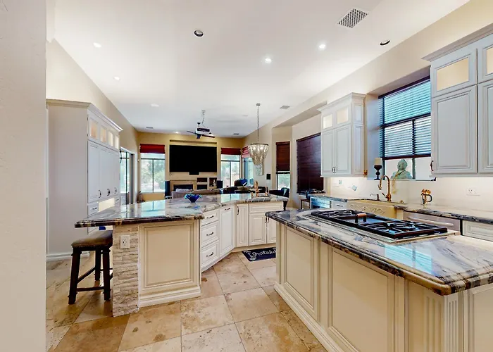 Saltwater Pool & Fire Pit: Luxe Queen Creek Oasis! Holiday home *