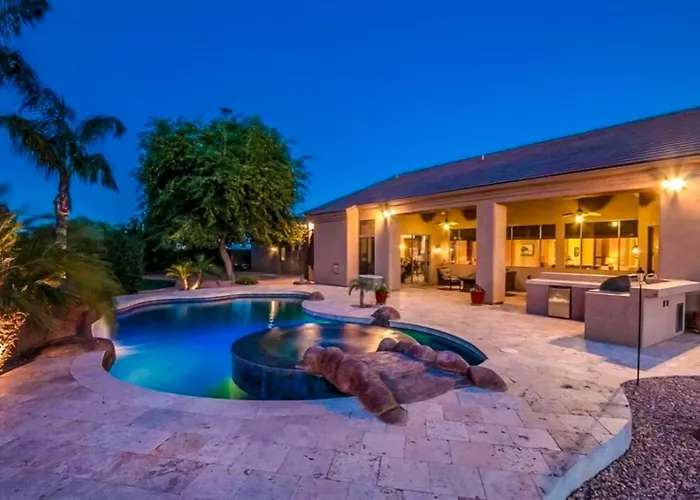 Holiday home Saltwater Pool & Fire Pit: Luxe Queen Creek Oasis! *