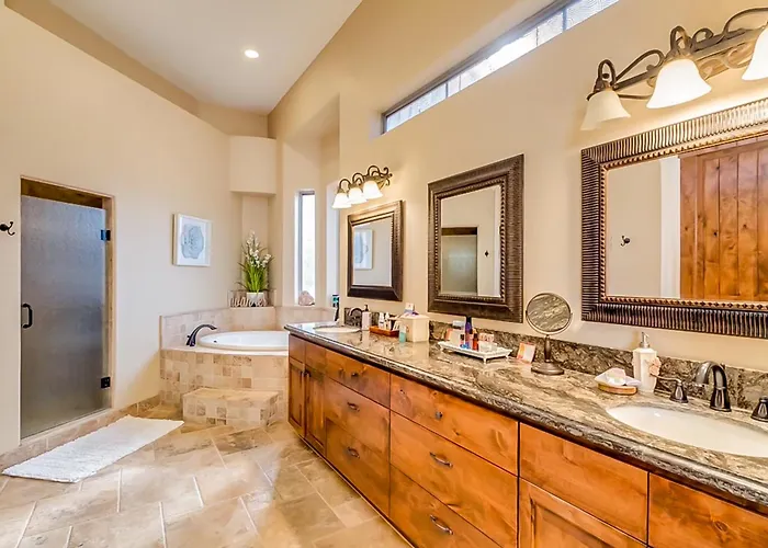 Saltwater Pool & Fire Pit: Luxe Queen Creek Oasis! Holiday home