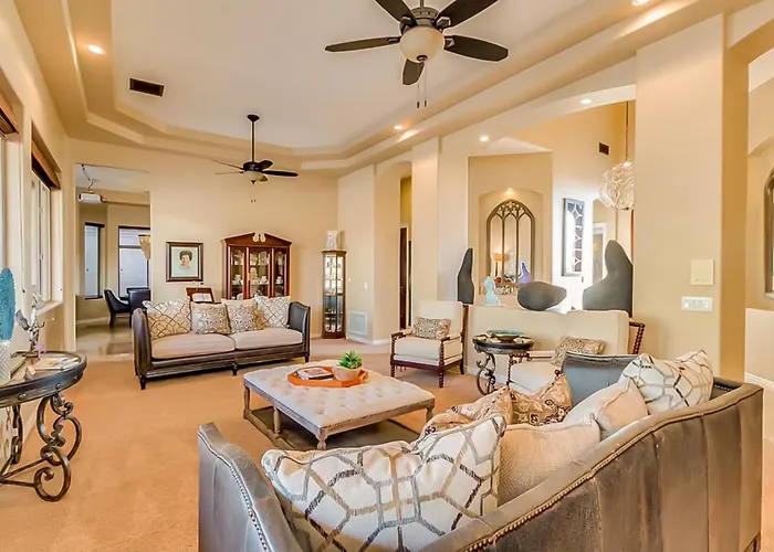 Saltwater Pool & Fire Pit: Luxe Queen Creek Oasis! Holiday home *