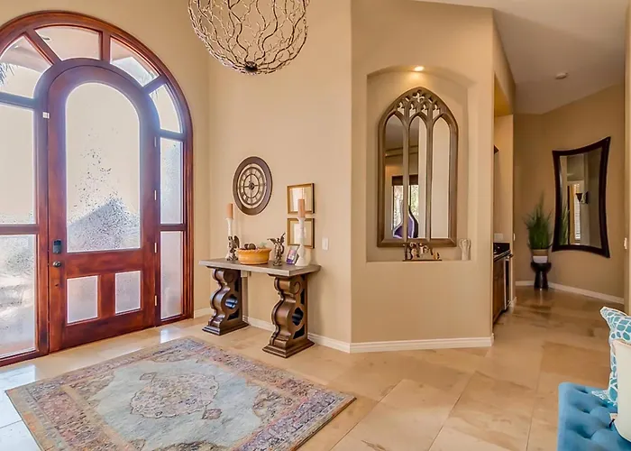 Saltwater Pool & Fire Pit: Luxe Queen Creek Oasis! Holiday home *