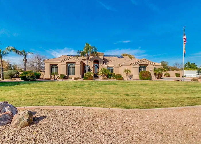 Holiday home Saltwater Pool & Fire Pit: Luxe Queen Creek Oasis! Sanokai Village