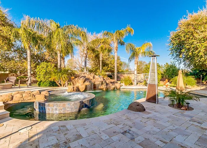 Holiday home Saltwater Pool & Fire Pit: Luxe Queen Creek Oasis! *
